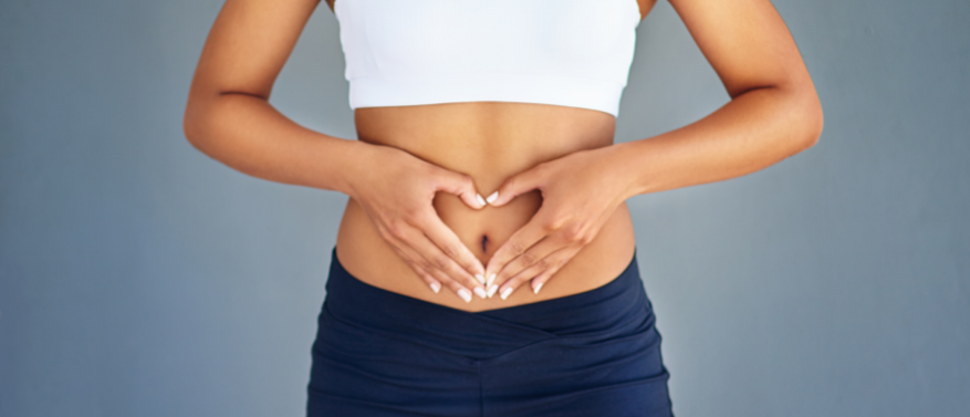 Frau hält Bauch Probiotika